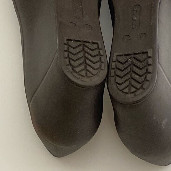 Crocs Women's Dark Brown Patent Toe Cap Wedge Shoes Size 9 - Picture 8 of 8